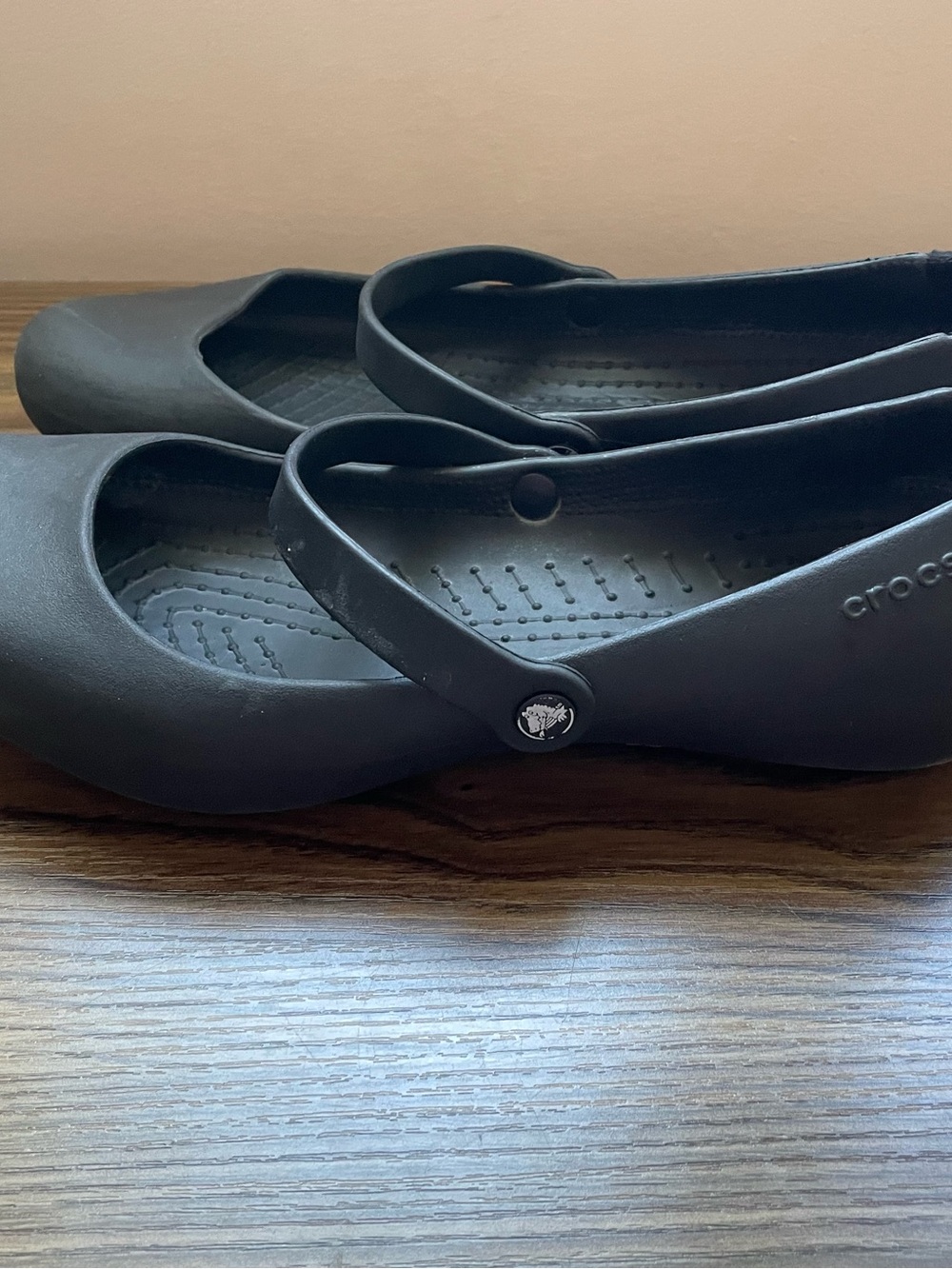 Crocs Flat Shoes Women’s - Picture 2 of 5